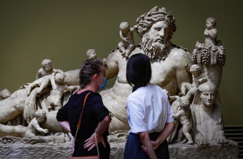 Un video mostró el momento exacto en el que un turista rompe una escultura del Siglo XIX