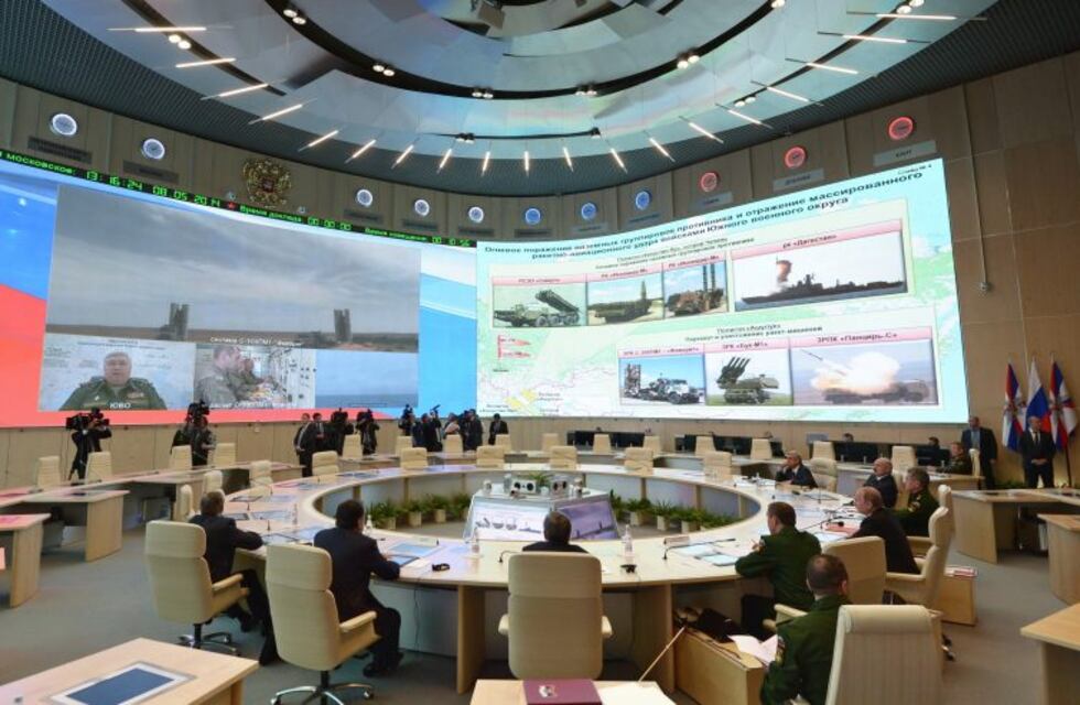 Seis valijas para destruir el mundo en Costa Salguero