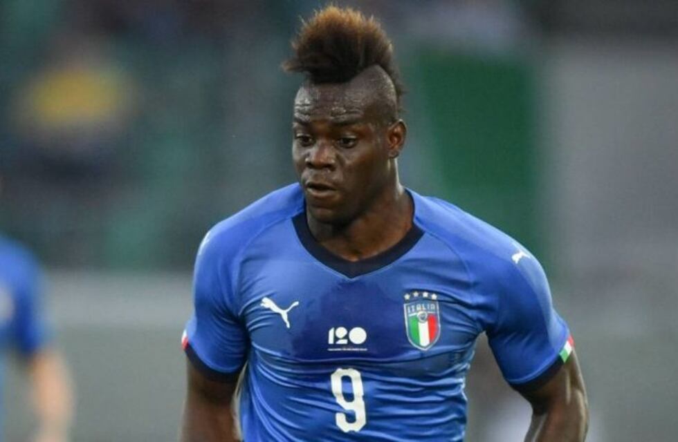 Balotelli le pagó 2 mil euros a un hombre para que se tirara al mar en moto