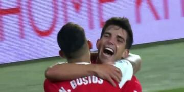 El goleador ex Talleres celebra con Monchu el tanto de la victoria para su nuevo club\u002E