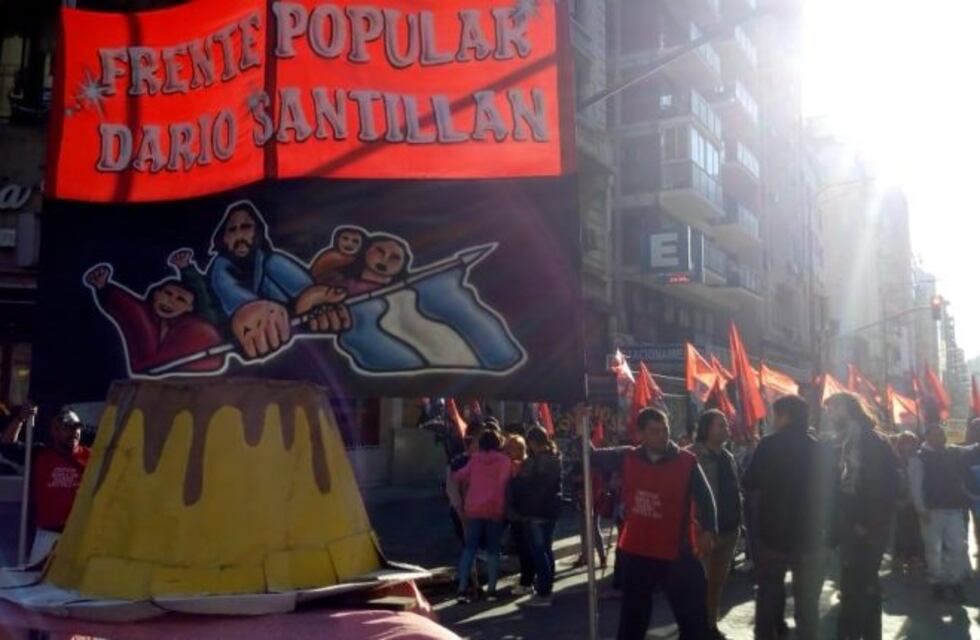 Un flan gigante corta el tránsito en Corrientes y Callao