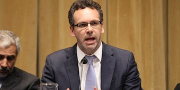 BAS01\u002E BUENOS AIRES (ARGENTINA), 26/09/2018\u002E- El recién nombrado presidente del Banco Central argentino, Guido Sandieris, habla durante una conferencia de prensa ofrecida hoy, miércoles 26 de septiembre de 2018, para anunciar el cambio de política monetaria en Buenos Aires (Argentina)\u002E Argentina anunció hoy un cambio sustancial en su política monetaria orientada a bajar la inflación, tras llegar a un acuerdo con el Fondo Monetario Internacional (FMI) para ampliar el programa de asistencia financiera sellado en junio y que busca despejar las dudas sobre su capacidad de financiación\u002E EFE/Javier Caamaño ciudad de buenos aires Guido Sandleris conferencia de prensa del nuevo presidente del banco central