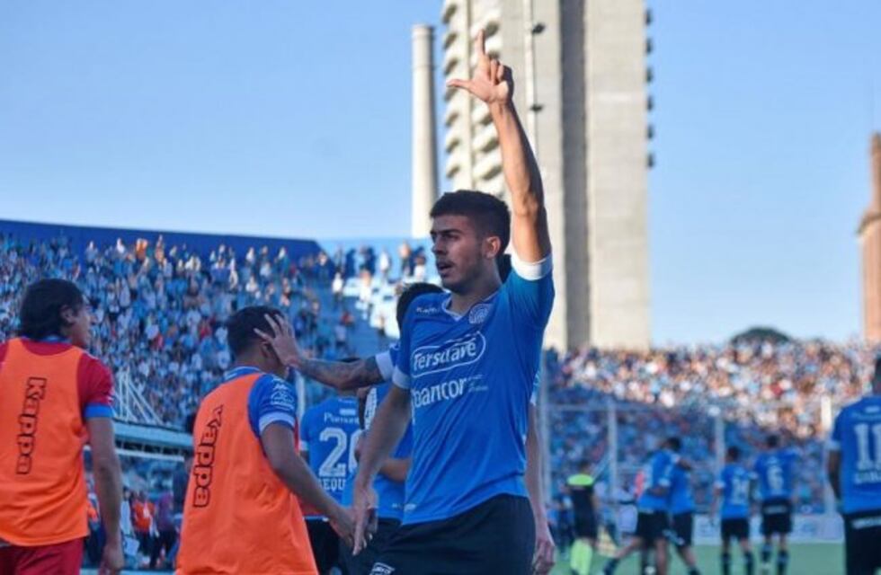 Asoma Brunetta en la formación de Belgrano, con Suárez de 9