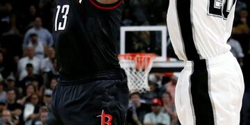 LWS105. SAN ANTONIO (EE.UU.), 09/05/2017.- El jugador James Harden (i) de Houston Rockets en acciu00f3n ante Manu Ginobili (d) de San Antonio Spurs hoy, martes 9 de mayo de 2017, durante un juego entre San Antonio Spurs y Houston Rockets de la NBA, que se disputa en el AT&T Center, en San Antonio, Texas, (Estados Unidos). EFE/LARRY W. SMITH