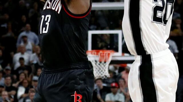 LWS105. SAN ANTONIO (EE.UU.), 09/05/2017.- El jugador James Harden (i) de Houston Rockets en acciu00f3n ante Manu Ginobili (d) de San Antonio Spurs hoy, martes 9 de mayo de 2017, durante un juego entre San Antonio Spurs y Houston Rockets de la NBA, que se disputa en el AT&T Center, en San Antonio, Texas, (Estados Unidos). EFE/LARRY W. SMITH