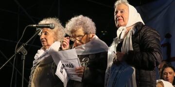 BAS01\u002E BUENOS AIRES (ARGENTINA), 10/05/2017\u002E- La presidenta de la asociaciu00f3n argentina de derechos humanos Abuelas de Plaza de Mayo, Estela de Carlotto (i); Lita Boitano, madre de desaparecidos (c); y Nora Cortiu00f1as, integrante de Madres de Plaza de Mayo Lu00ednea Fundadora, asisten hoy, miu00e9rcoles 10 de mayo de 2017, a una concentraciu00f3n en Buenos Aires (Argentina)\u002E Miles de personas se concentraron hoy en el centro de Buenos Aires para protestar contra el fallo de la Corte Suprema que rebaja la pena de un civil condenado por secuestros y torturas cometidos durante la u00faltima dictadura cu00edvico militar (1976-1983)\u002E EFE/Sara Martos buenos aires marcha manifestacion contra el 2 x 1 crimenes lesa humanidad crimenes lesa humanidad ley 2x1 marcha protesta