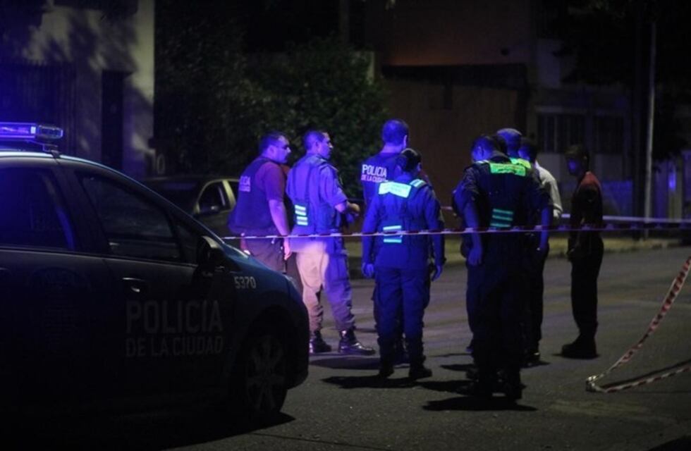 Asaltaron y balearon a un policía en Parque Chacabuco y está en grave estado