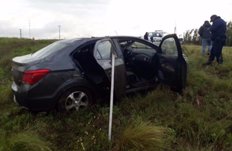 A causa de la lluvia, un auto volcó sobre la Ruta Nº 8 en Villa Mercedes