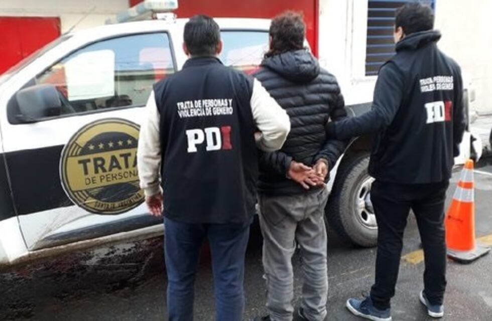 Detuvieron a un hombre que castigaba a su hijastro a cintazos y con agua helada