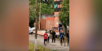 Un vecino captó el momento exacto en que el oficial habla con los implicados (web)\u002E