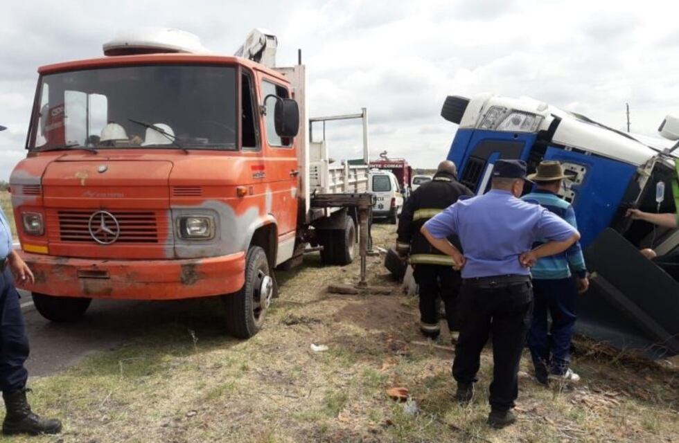 Volcó un camión cargado con bananas en Monte Comán