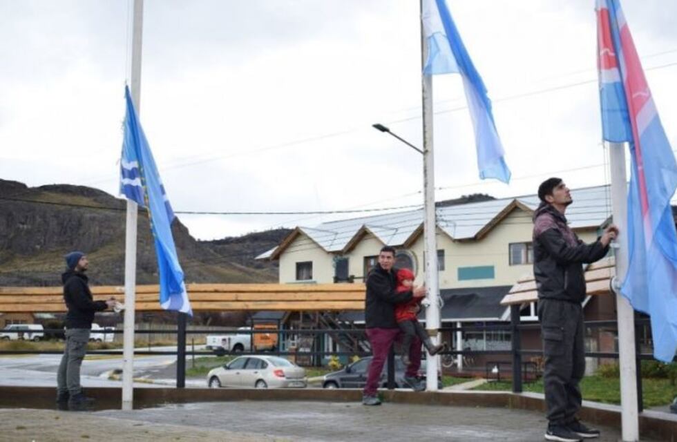 25 de Mayo: Izamiento del Pabellón Nacional en El Chaltén