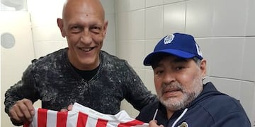 Diego Maradona recibió la camiseta de Instituto de manos del Cocayo Dertycia\u002E