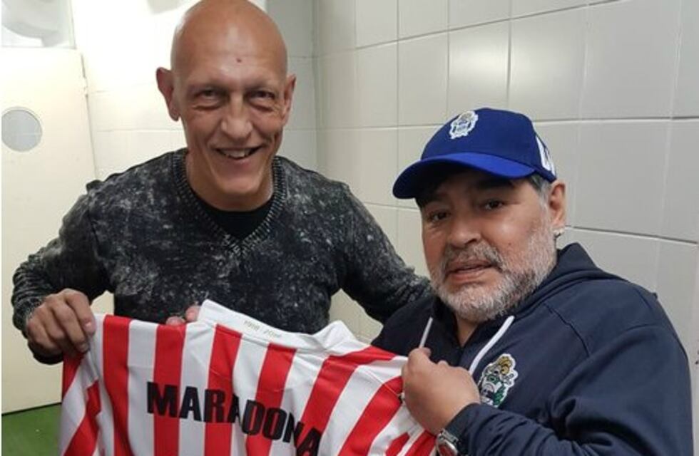 Maradona ya tiene otra camiseta más: Instituto le regaló la 10