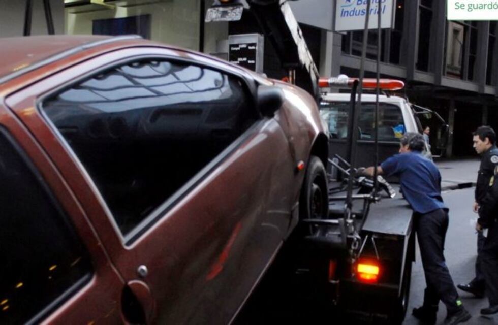 Vuelven las grúas a Ciudad de Buenos Aires: levantarán autos mal estacionados en Microcentro