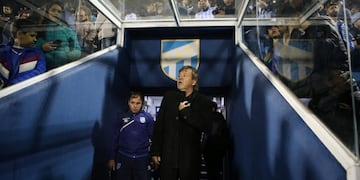 TUC105\u002E TUCUMÁN (ARGENTINA), 09/08/2018\u002E El entrenador del Tucumán, Ricardo Zielinski (c), ingresa al campo de juego hoy, jueves 8 de agosto de 2018, antes del duelo disputado por los octavos de final de la Copa Libertadores entre el Atlético Tucumán de Argentina y el Atlético Nacional de Colombia, en Tucumán (Argentina)\u002E EFE/Nicolas Nuñez tucuman futbol copa libertadores 2018 futbolistas partido atletico tucuman vs atletico nacional