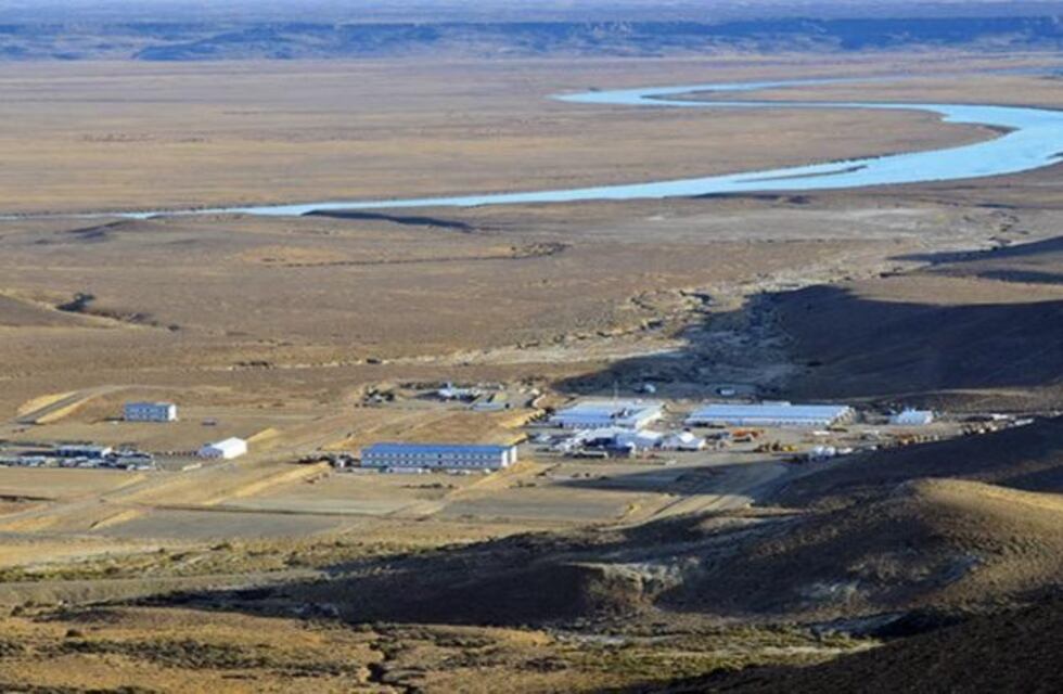 Represas: arribaron al aeropuerto de El Calafate 150 trabajadores