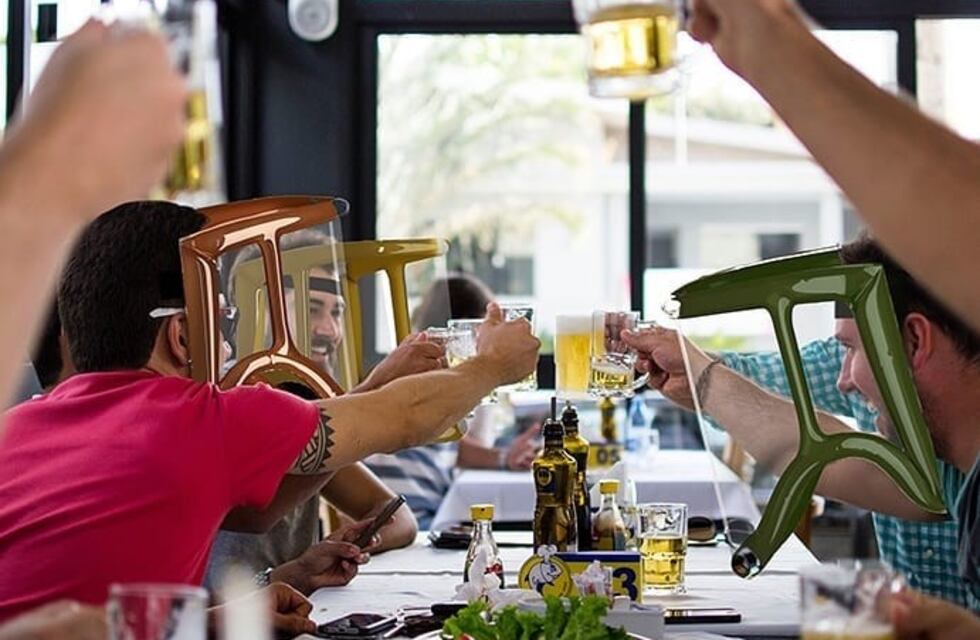 Crearon un protector facial inflable para compartir una comida sin riesgos