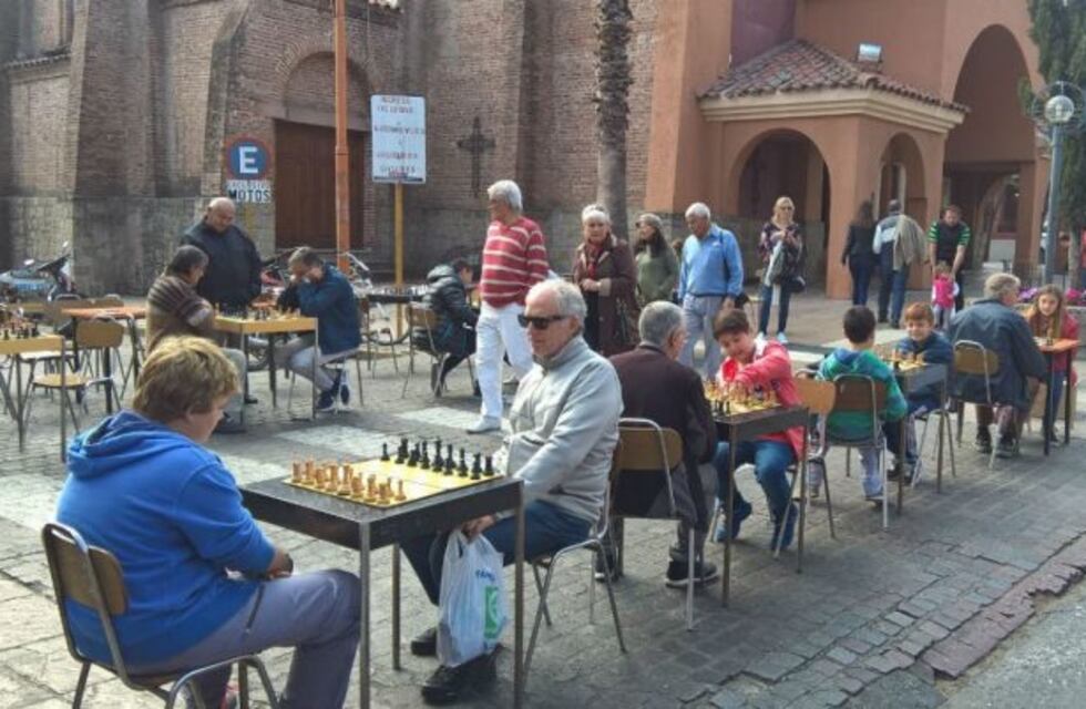 Jornada de ajedrez solidario callejero en Carlos Paz