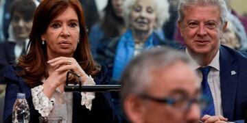 La expresidenta y actual senadora Cristina Kirchner hace gestos junto a su abogado defensor Carlos Beraldi en el tribunal de Comodoro Py el 21 de mayo de 2019, cuando comenzó el primer juicio contra ella por presuntos delitos de corrupción\u002E Crédito: JUAN MABROMATA / AFP\u002E