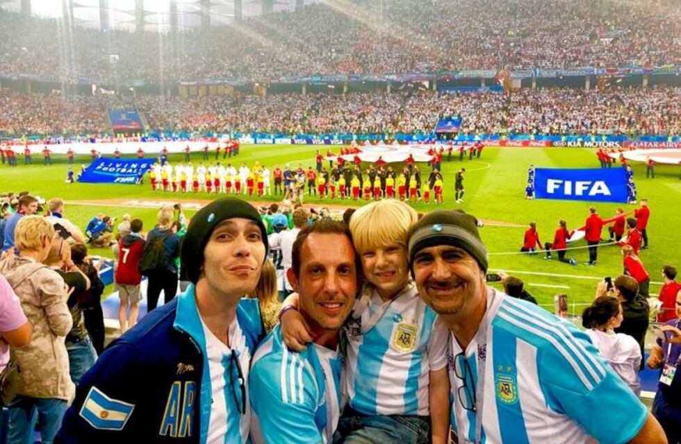 Superó una enfermedad de riñón y su papá lo llevó al Mundial con su peluche "Lionel Messi"