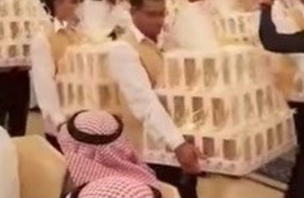 Indignación por una millonaria boda en Arabia Saudita: les regalaron un iPhone 8 a cada invitado