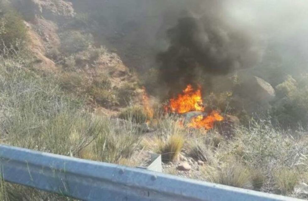 Una camioneta volcó y se prendió fuego en Potrerillos