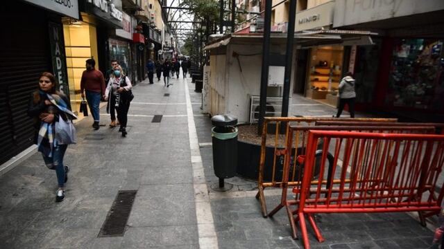 Corrieron la vallas de la peatonal de Córdoba