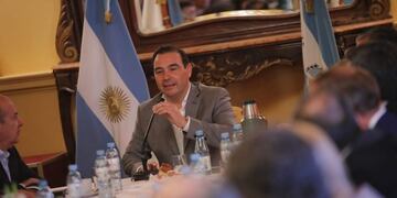 Gustavo Valdés en reunión de gabinete