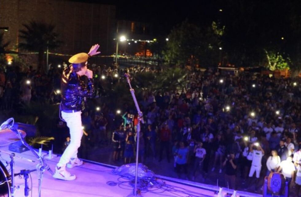 Maxi Trusso cantó ante miles de personas en el "Molino Fest"