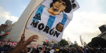 Cientos de argentinos despiden a Diego Armando Maradona en el Obelisco.