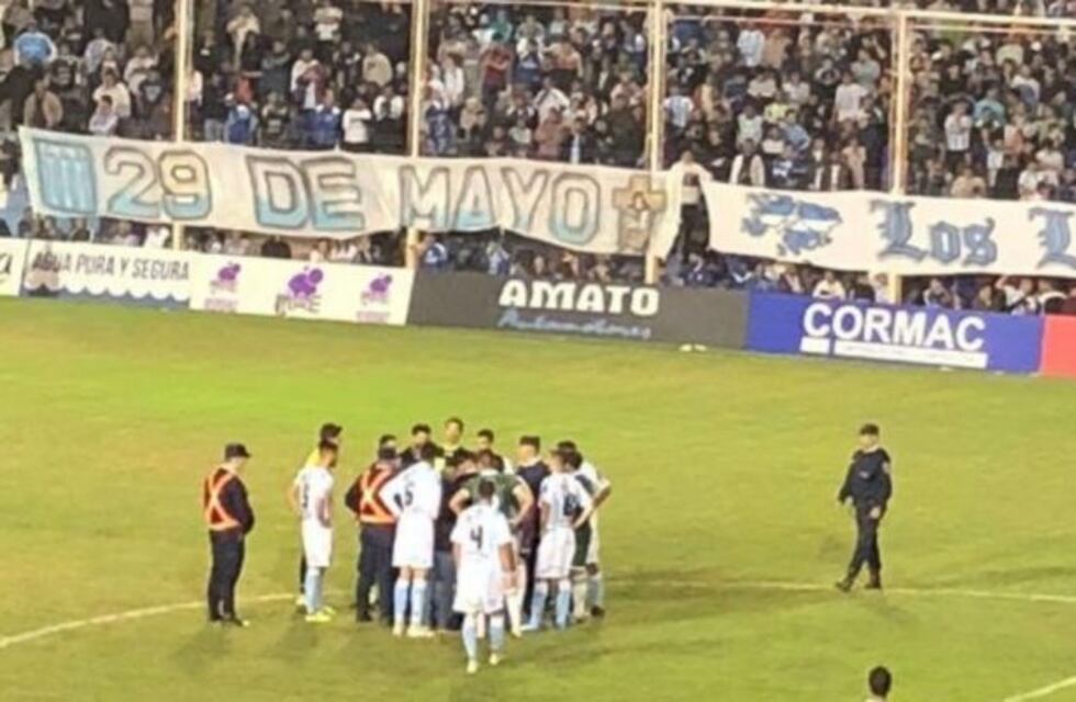 Racing a oscuras; perdió en Nueva Italia y se complica cada vez más