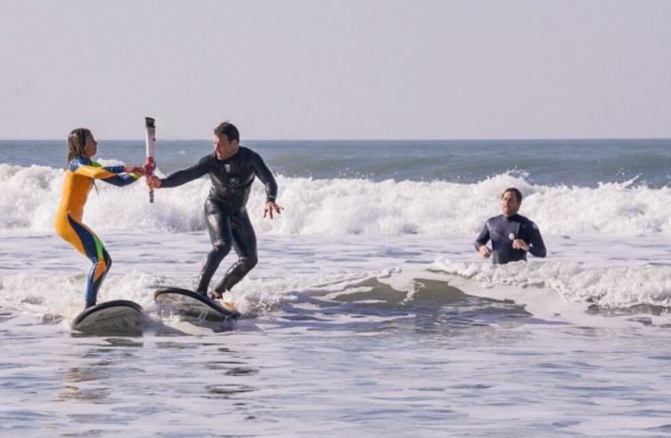 La antorcha de la Juventud calentó el mar y este martes visitará Rosario