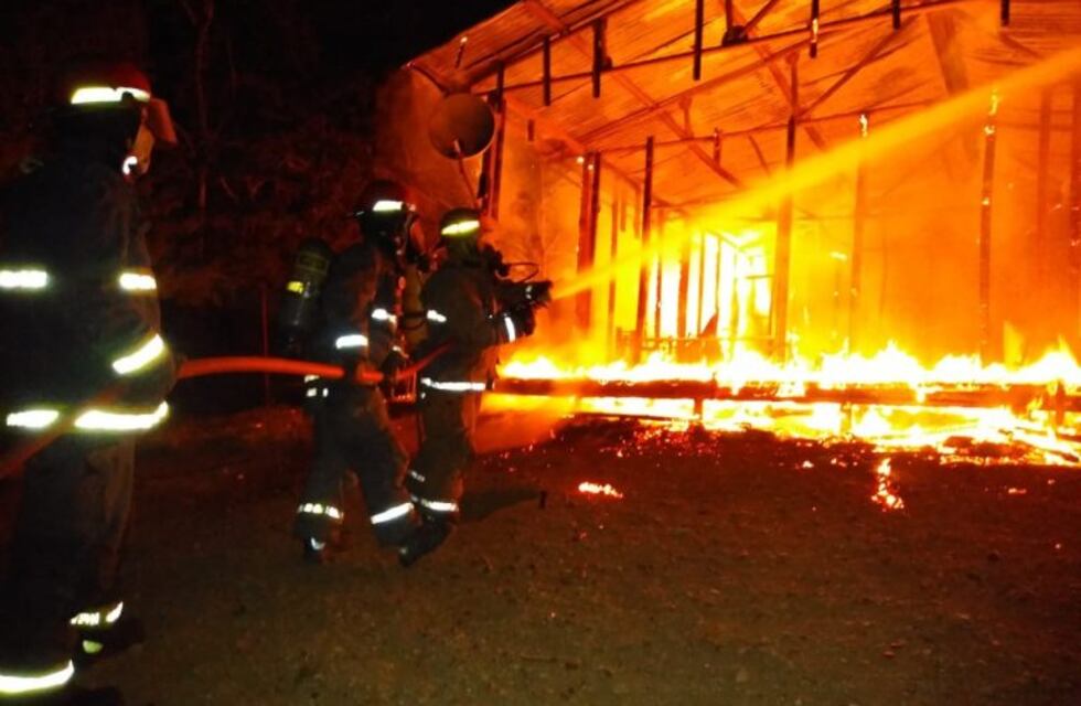 Un incendio provocó la pérdida total de una vivienda en el Cordón Forestal