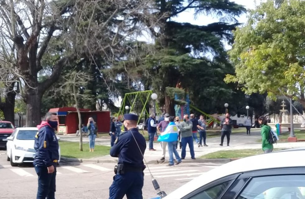 Los comerciantes de Gualeguaychú marcharon y fueron demorados por la policía