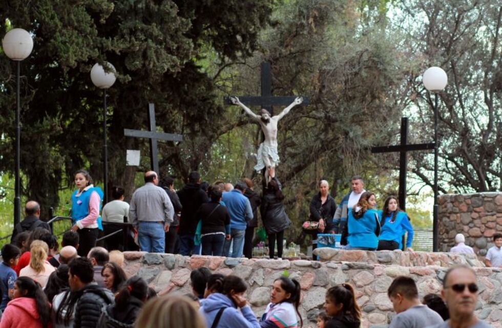Semana Santa: cientos de fieles peregrinaron hasta el Calvario