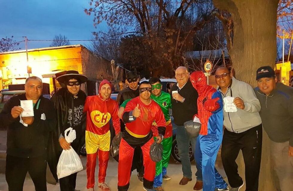 Batman y El Chapulín recolectan la basura por el Día del Niño en Mendoza