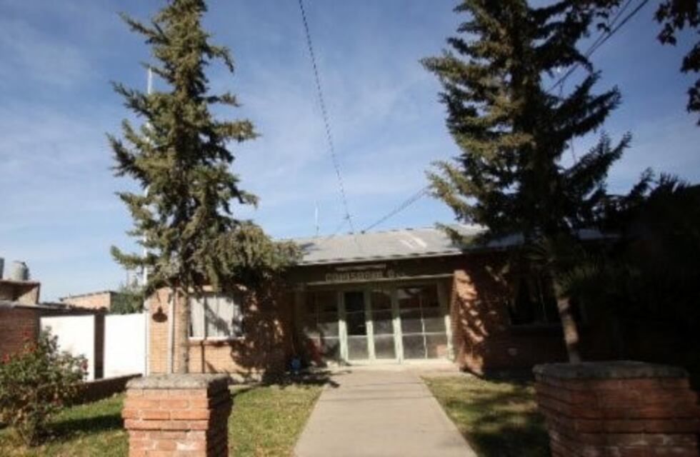 Ladronas que empuñaban un arma y un palo asaltaron a una mujer