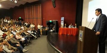 El ministro de Economía, Infraestructura y Energía, Martín Kerchner, en plena exposición\u002E