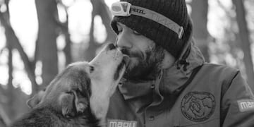 Miguel con uno de los perros de su equipo en Tierra del Fuego