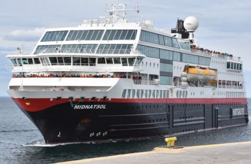400 pasajeros de un crucero antártico son evacuados de Ushuaia por vía aérea