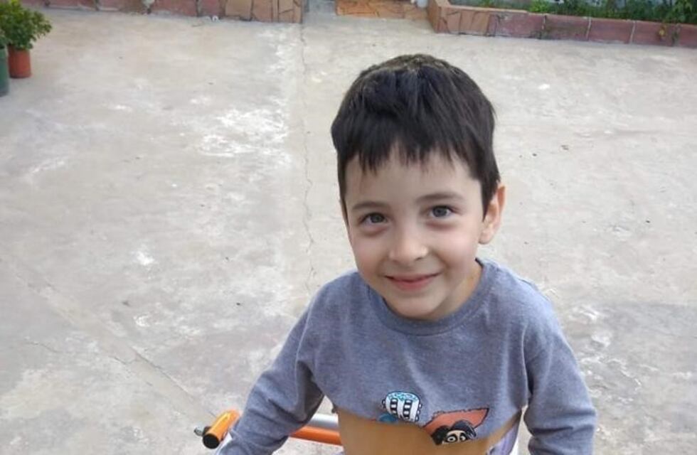 Pedido a la solidaridad en La Plata: robaron el caminador de Axel, un nene con parálisis cerebral