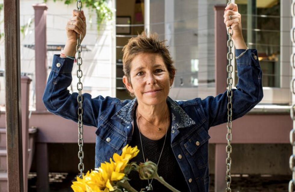 Murió la escritora con cáncer que buscó una esposa para su marido