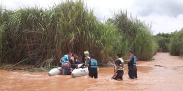 Personas varadas por la crecida del río Santa María