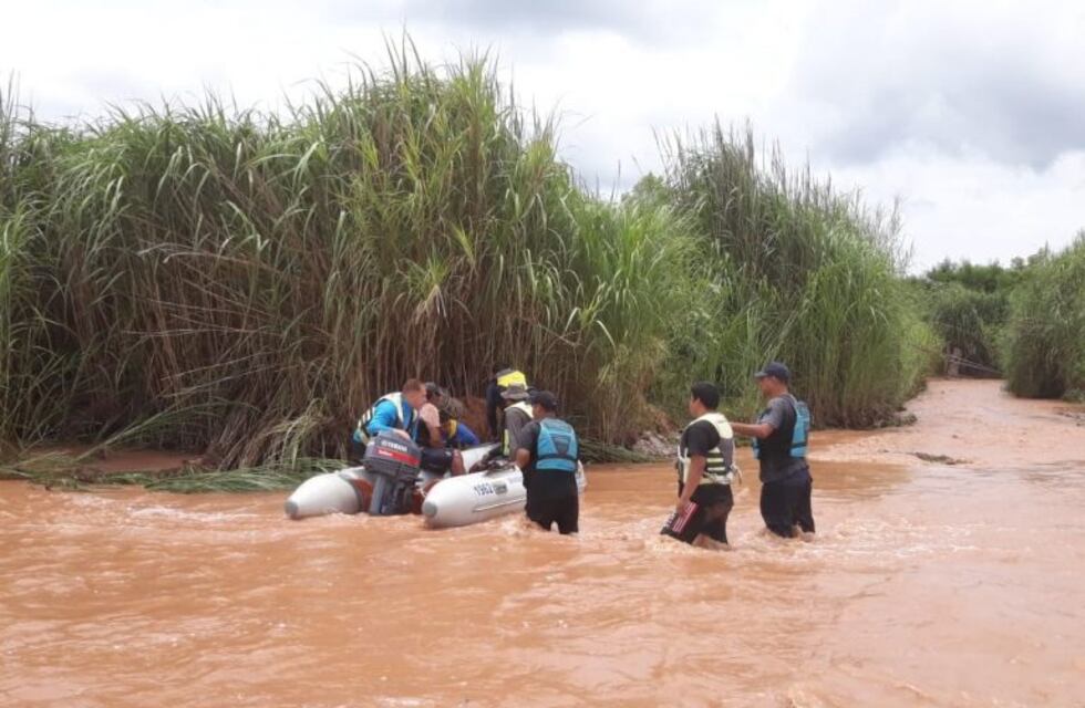 En dos operativos rescataron a cinco personas varadas por la crecida del río Santa María