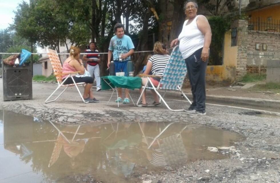 Cansados de los baches, inauguraron una laguna