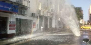 Rotura de caño de agua en pleno centro de Córdoba\u002E