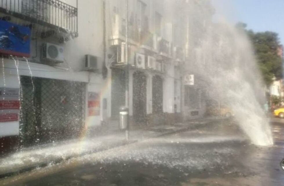 Rotura de un caño de agua provocó serios inconvenientes en el centro de Córdoba