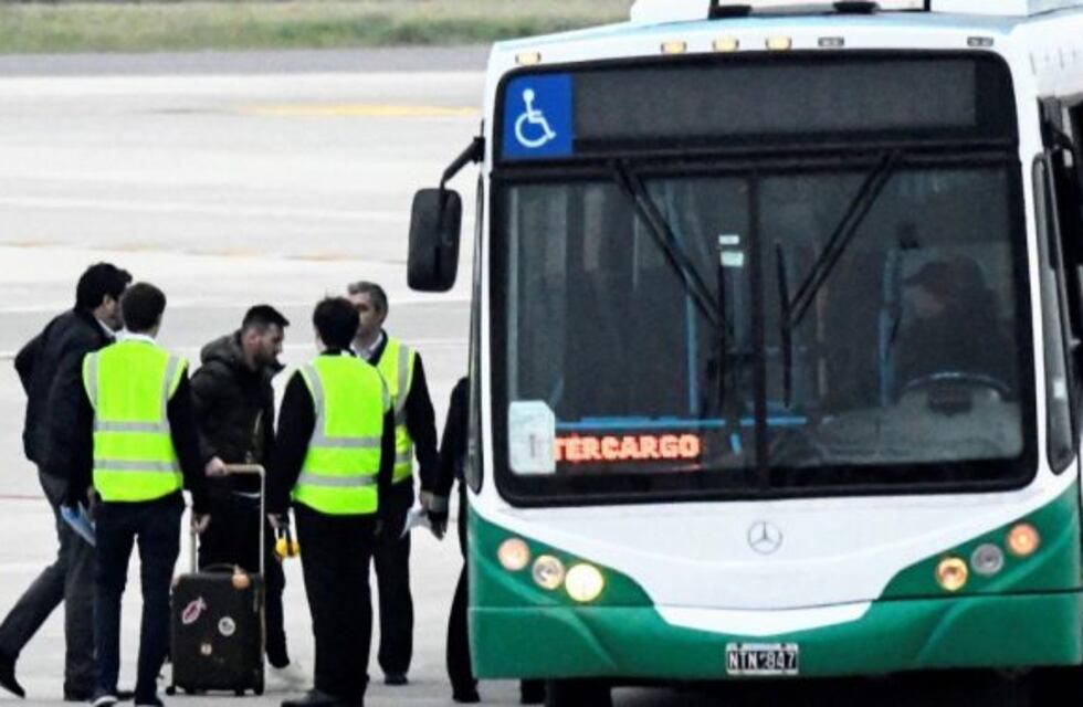 Messi aterrizó en Rosario antes de sumarse al entrenamiento de la Selección