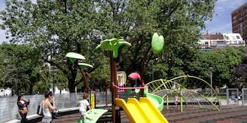 Patio de juegos de una plaza porteña